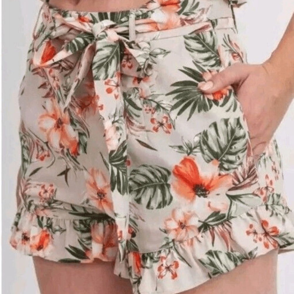 Floral ruffled shorts with zipper and bow ties.
